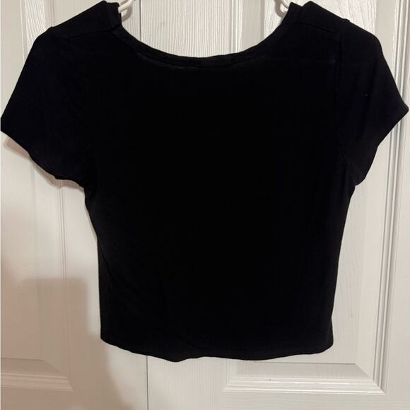 Black Fitted Short Sleeve Crop Top – Basic Closet Essential - Picture 3 of 3